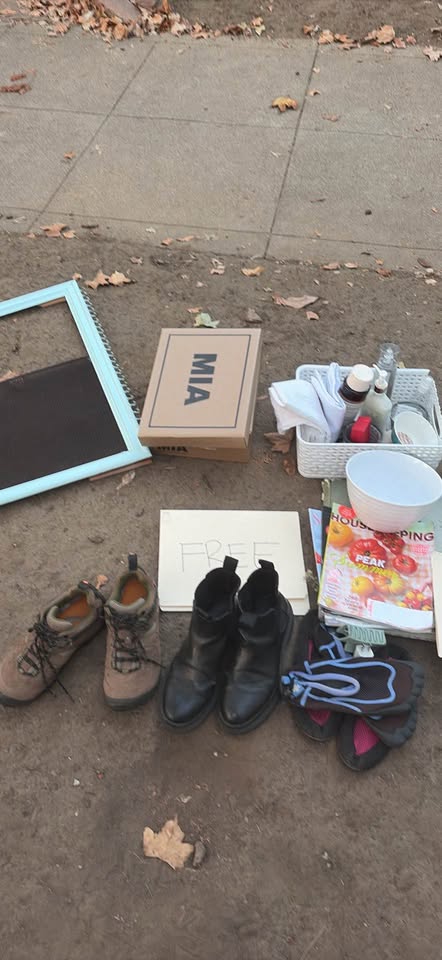 Free stuff. Shoes size 7 magazines, jewelry holder, toiletries