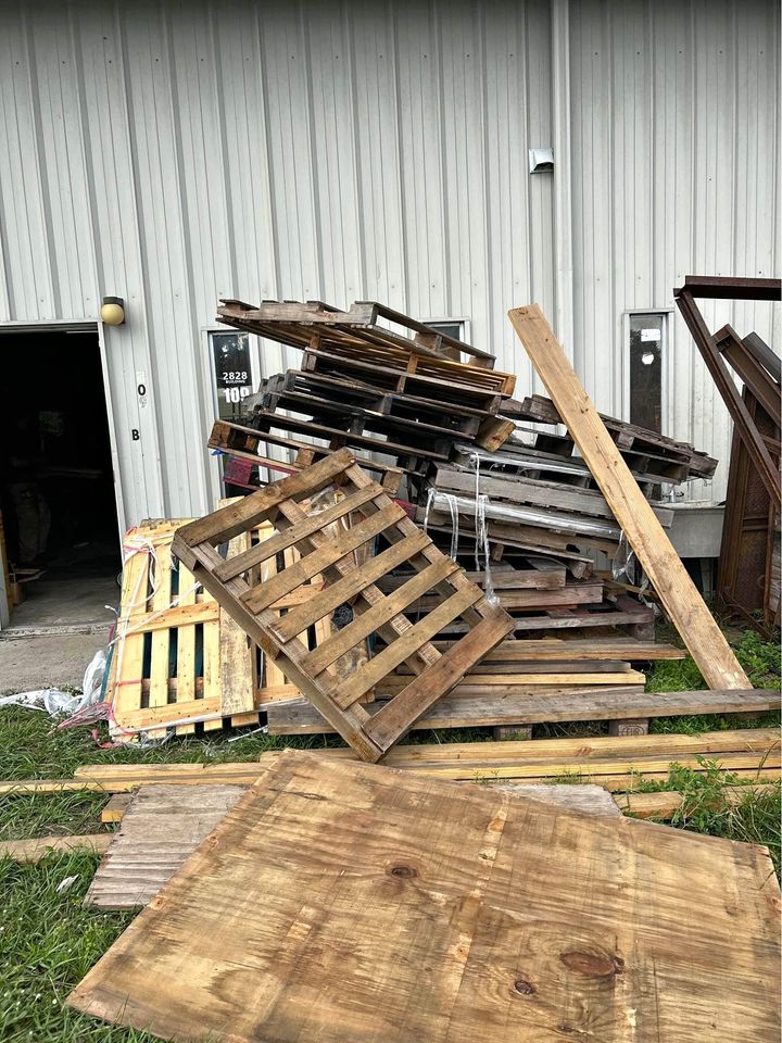 FREE: WOODEN PALLETS!